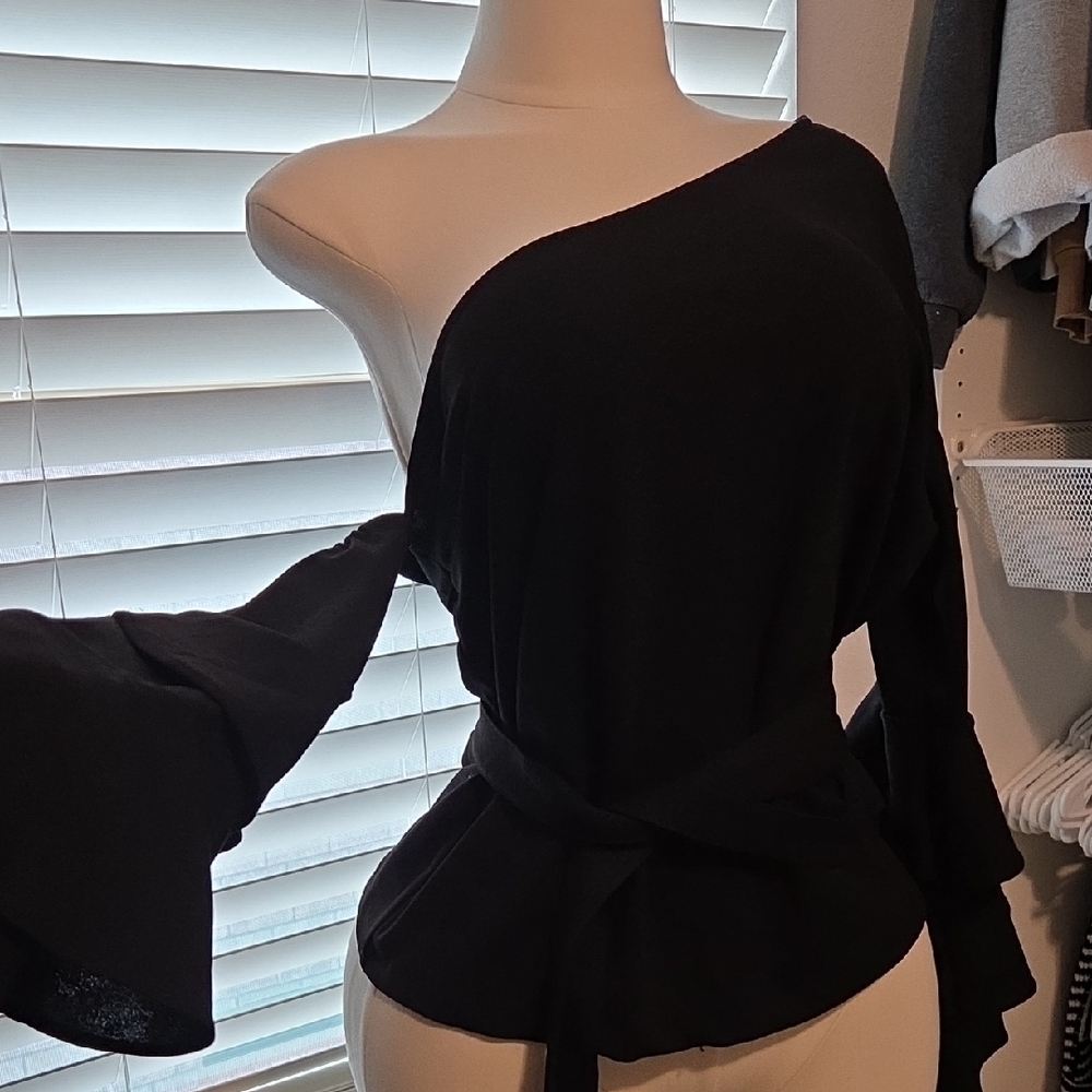 VENUS Black Garment